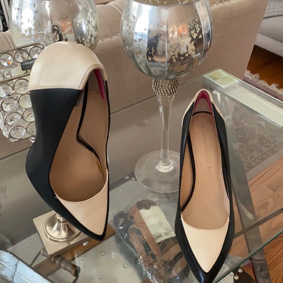 BANANA REPUBLIC LEATHER 👠 HEELS - Picture 1 of 8